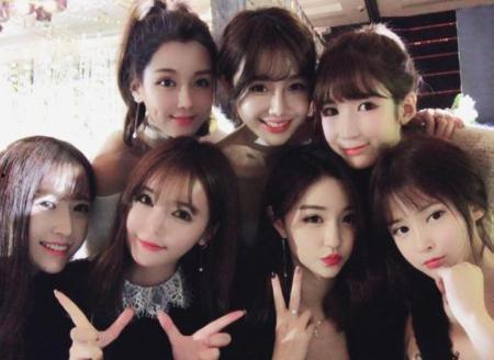 明星与网红合照,跨界合影成潮流风尚